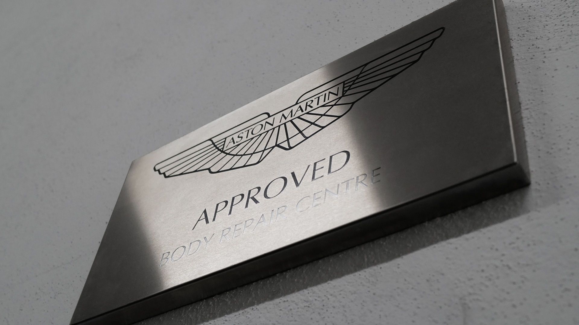 Aston Martin Approved Body Repair Centre – Plakette bei Preisacher