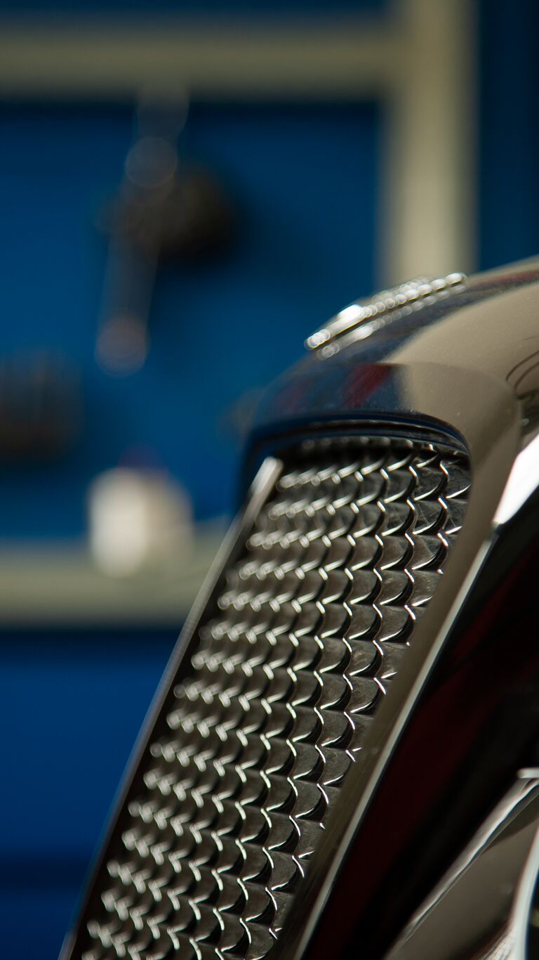 Kühlergrill eines Bentley in der Werkstatt