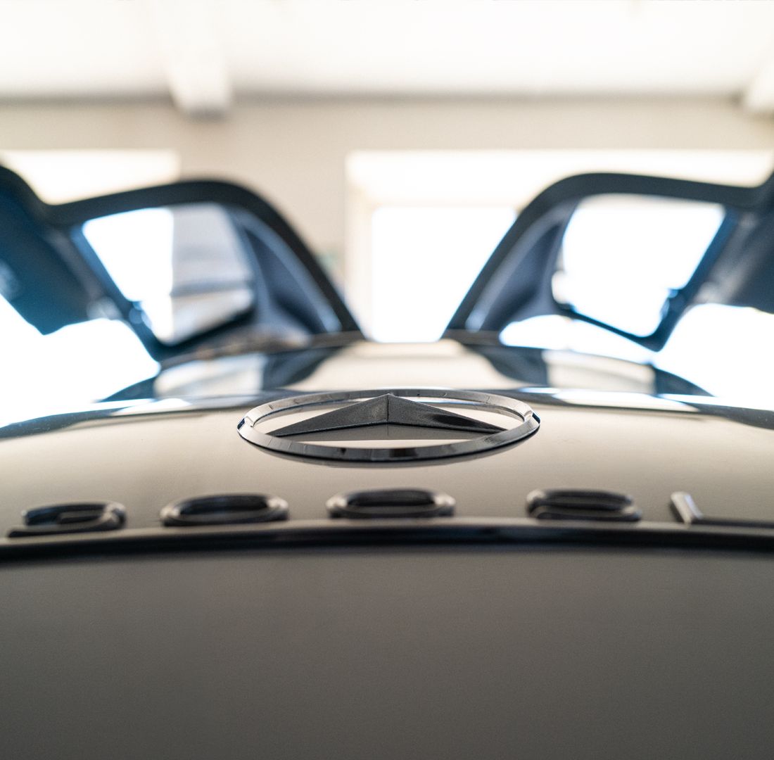 Heck eines Mercedes-Benz 300 SL mit geöffneten Flügeltüren in der Werkstatt