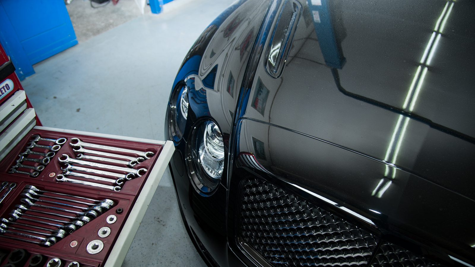 Bentley neben dem Werkzeugwagen