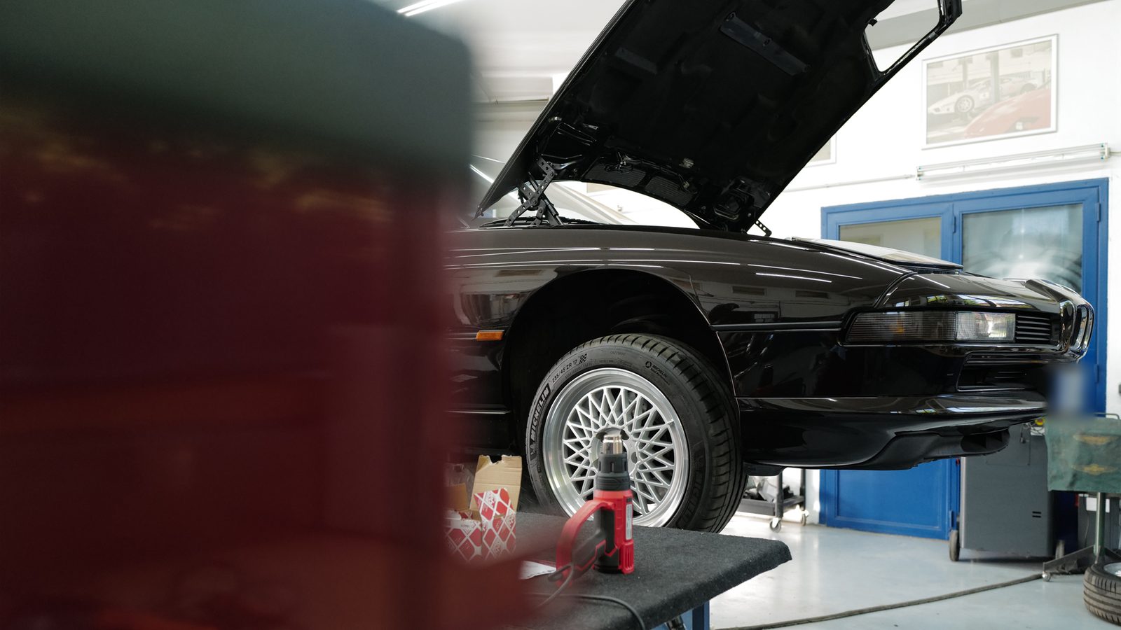 BMW auf der Hebebühne